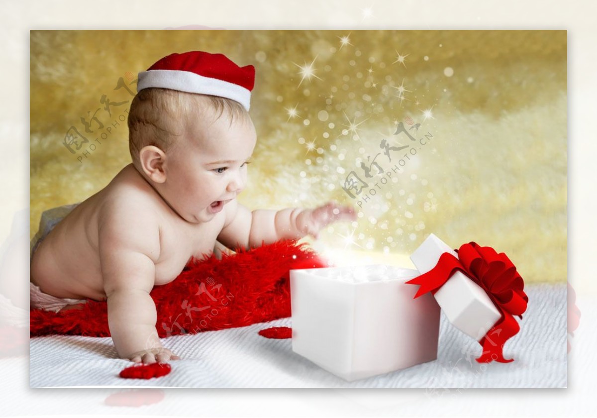 打开圣诞礼物的婴儿图片