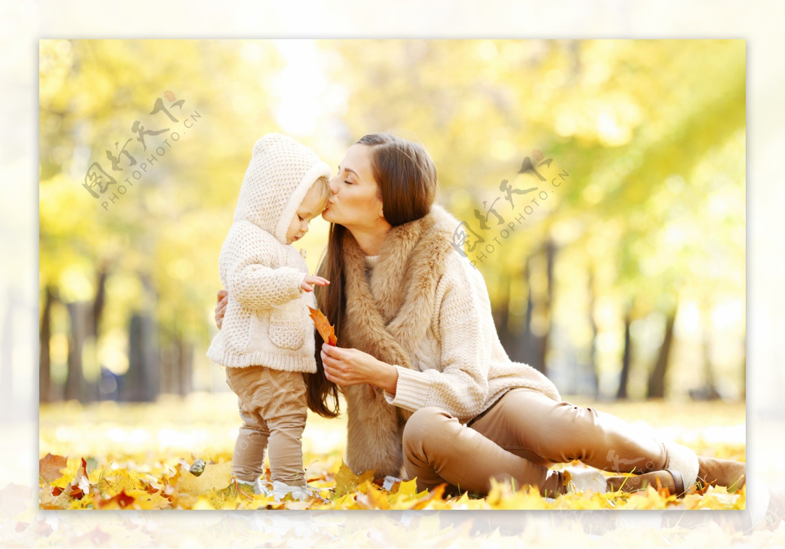 秋天亲吻的母女图片