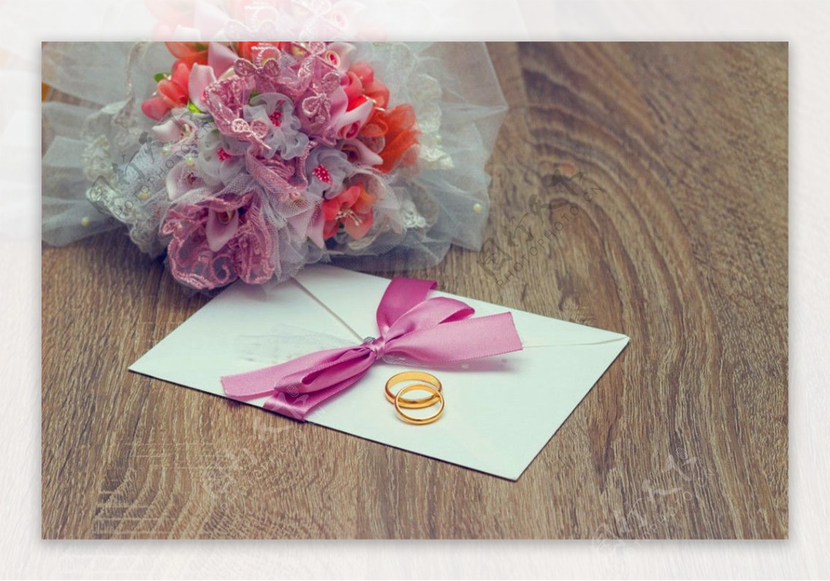 婚礼贺卡与结婚戒指图片