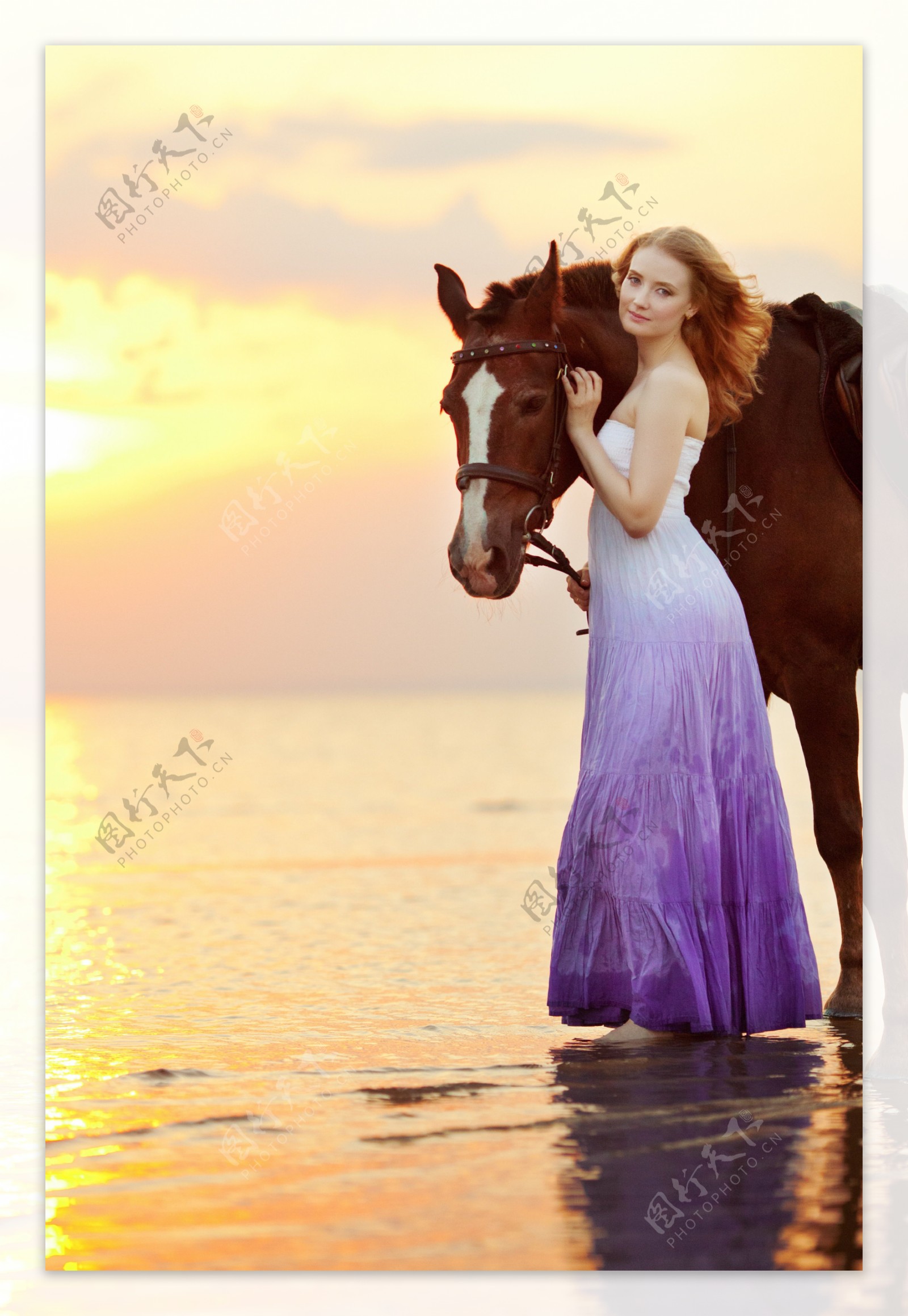 海边紫色裙装美女图片