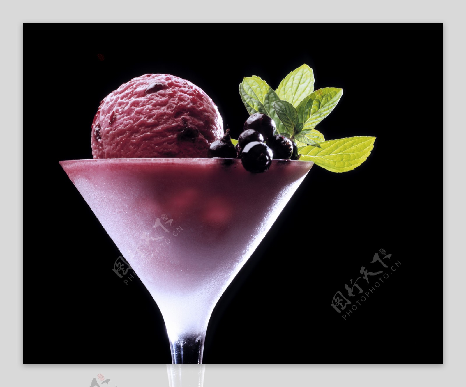 冰淇淋和水果绿叶图片