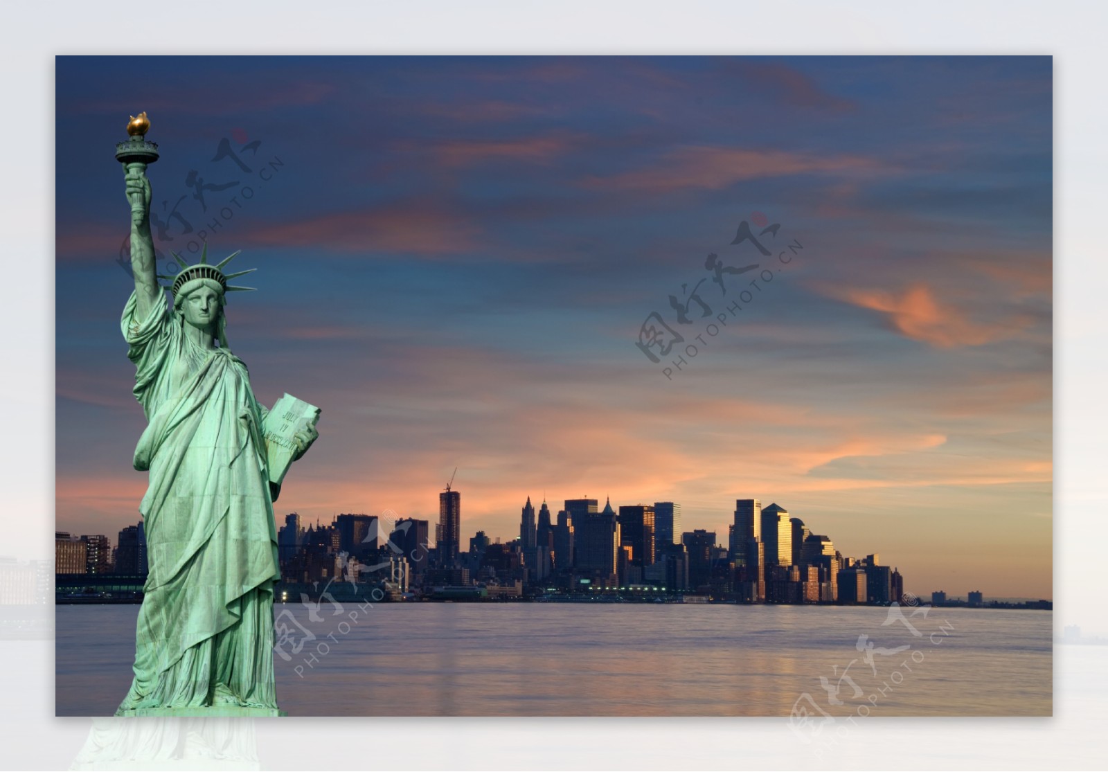 自由女神与高楼大厦湖水图片