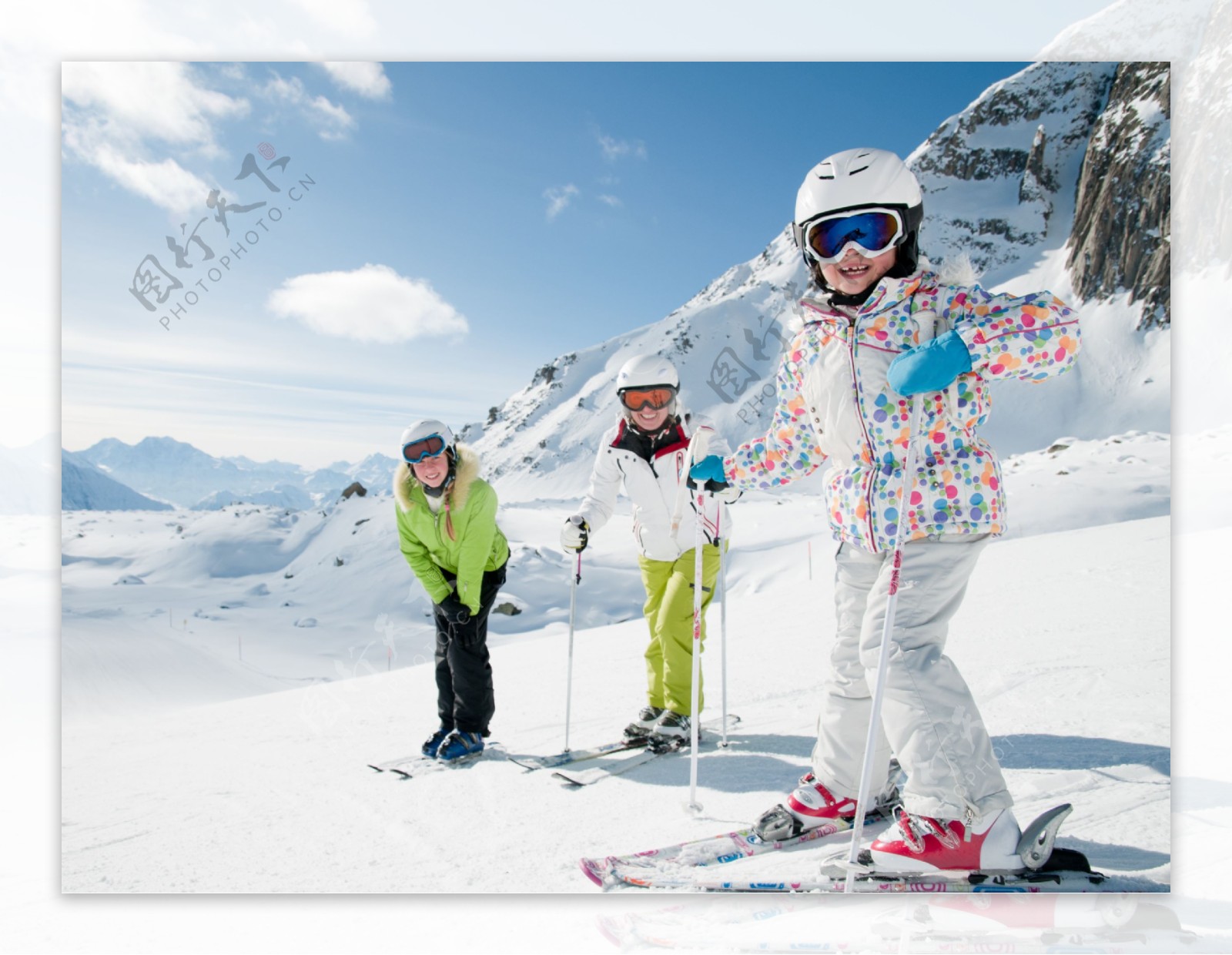 雪山滑雪的儿童图片