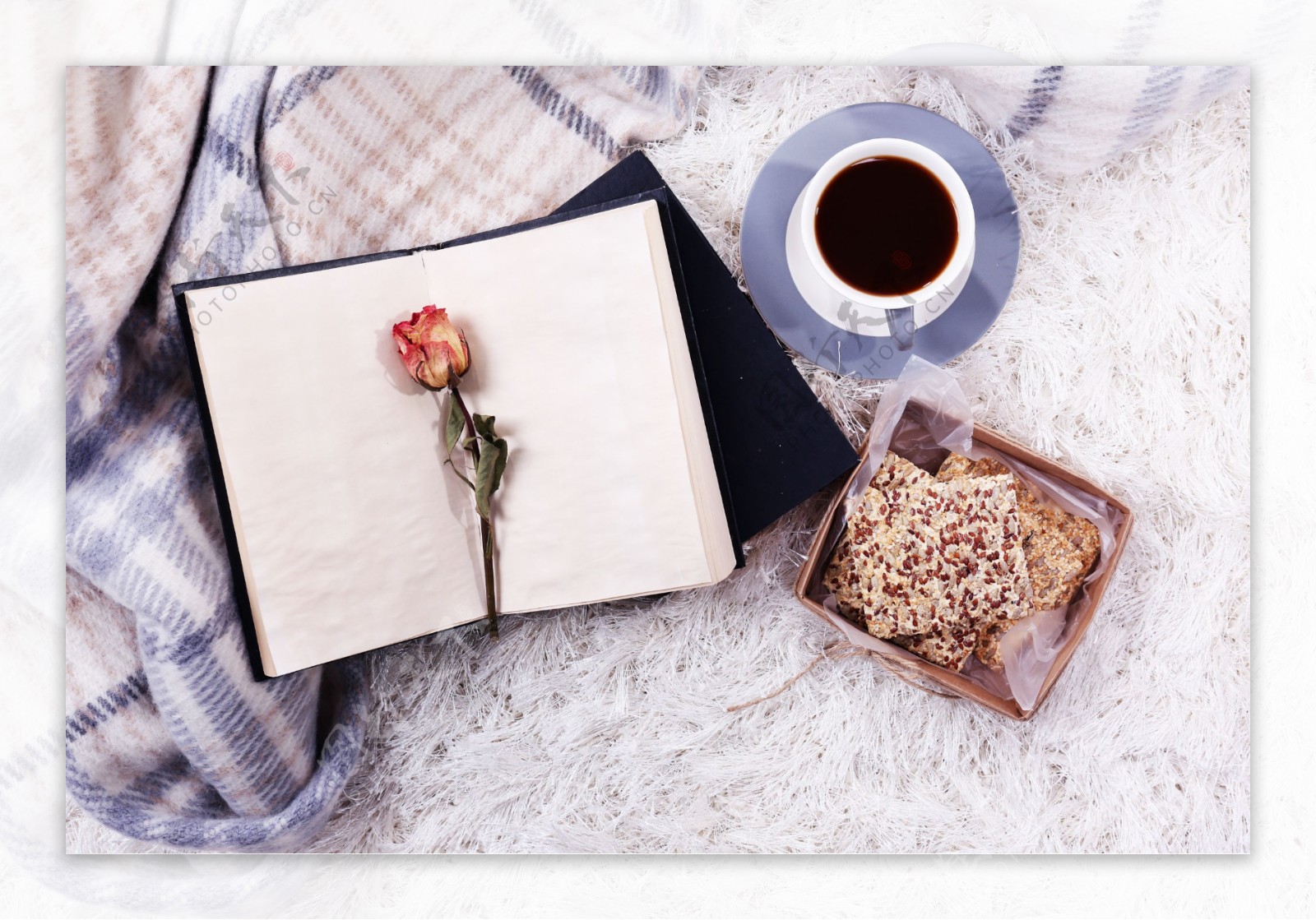 茶点饼干咖啡杯和书本中的花朵图片