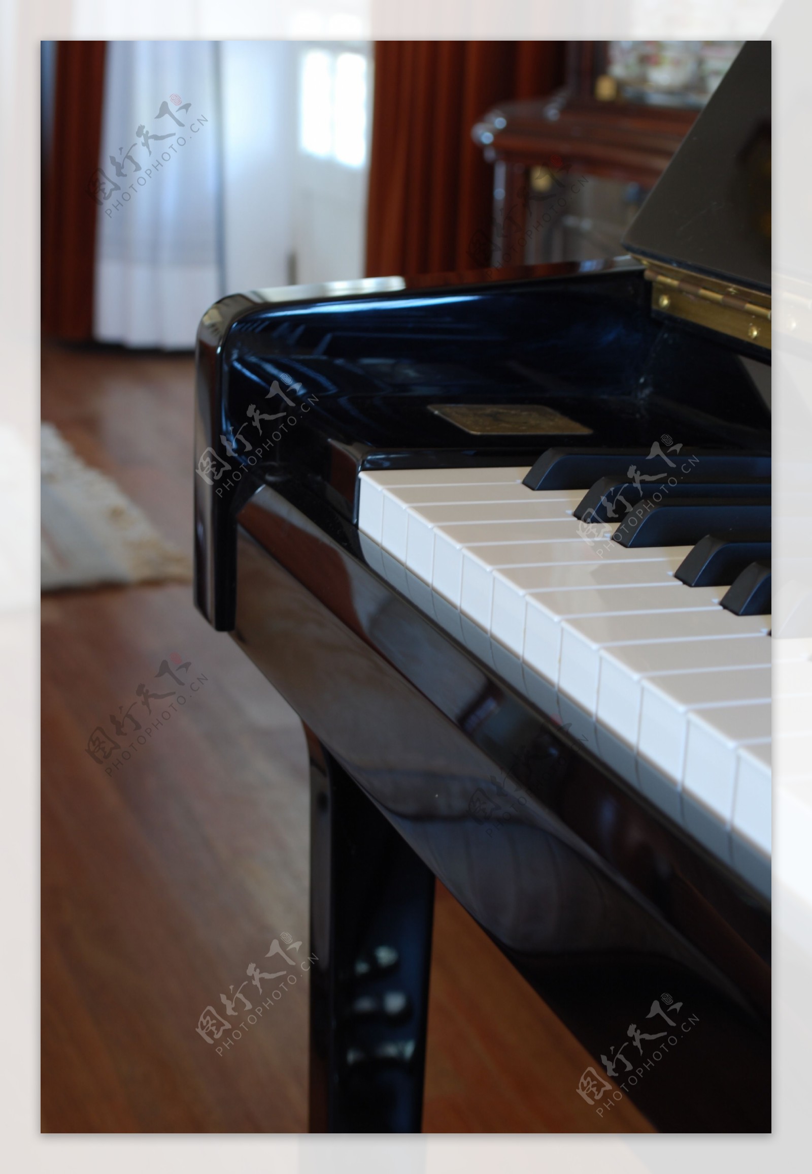 在客厅里的钢琴