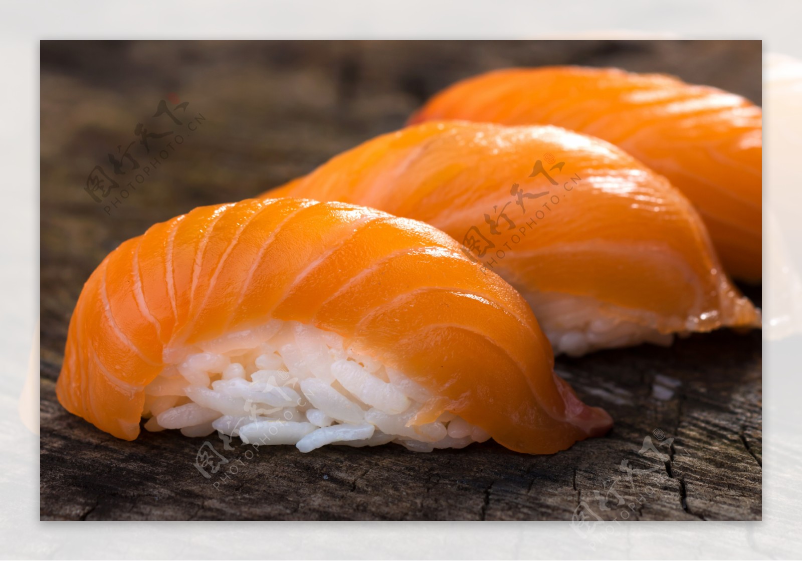 美味三文鱼寿司图片
