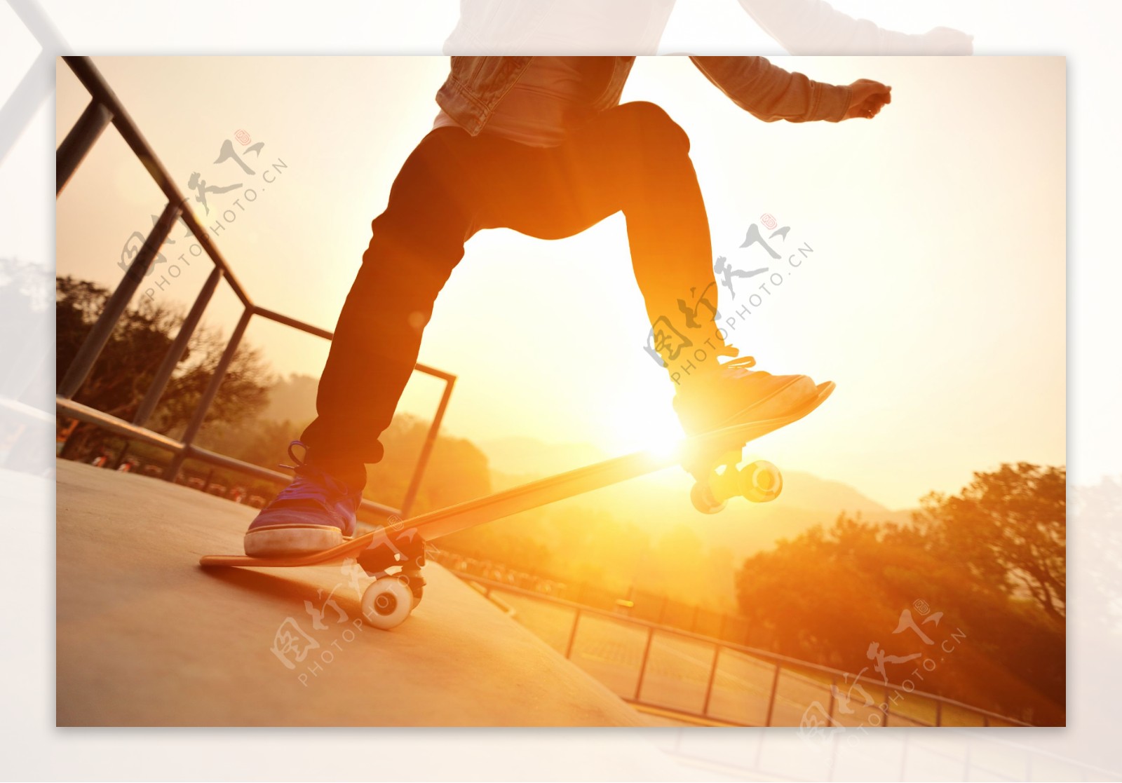 阳光下玩滑板的帅哥图片