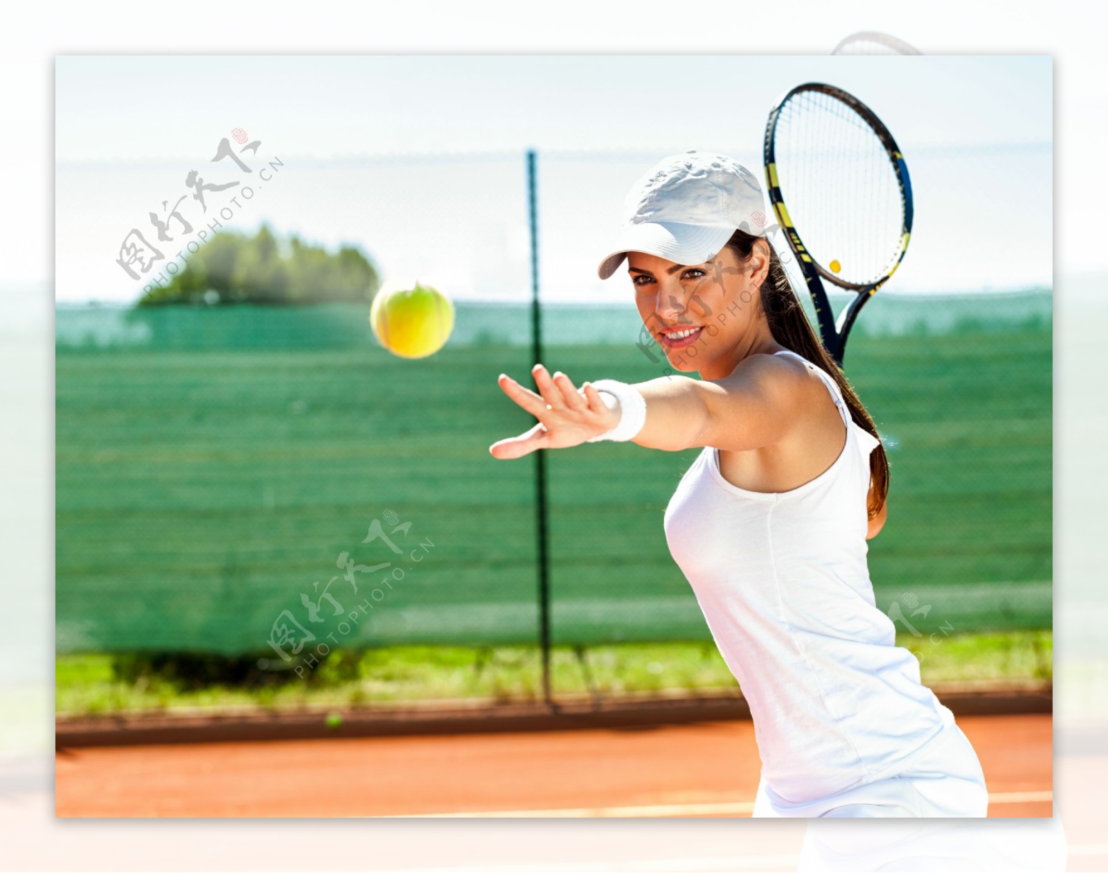 打网球的美女图片