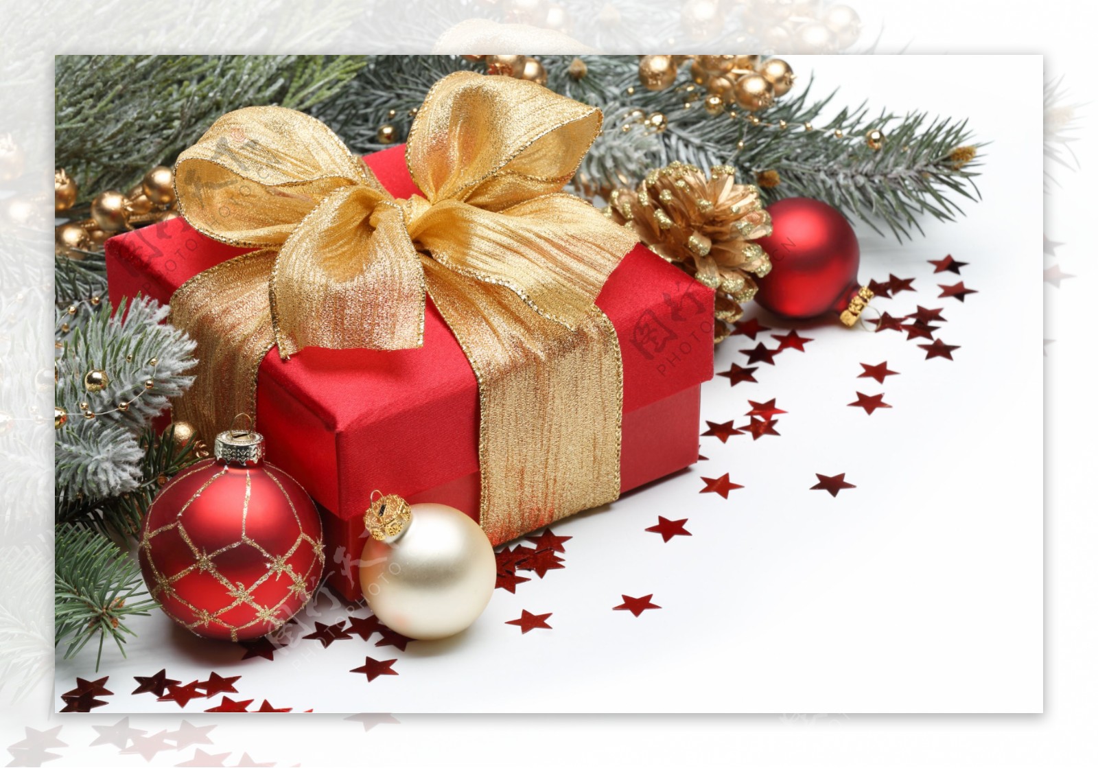 圣诞树与红色礼物盒图片