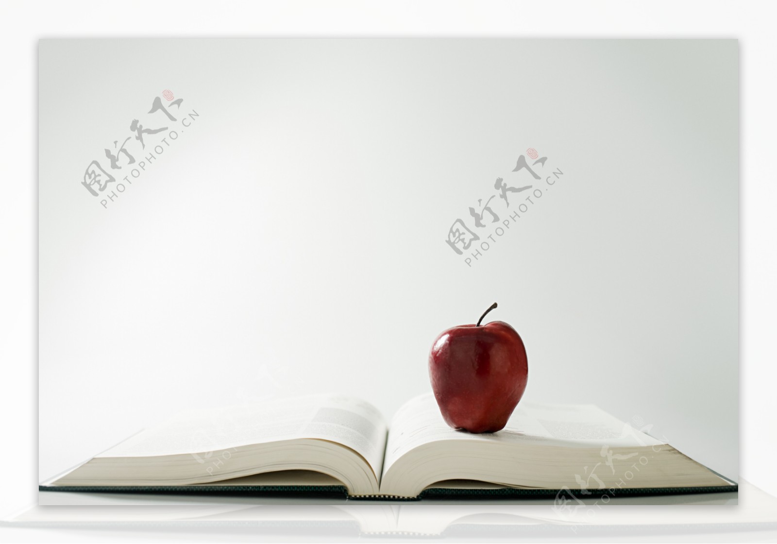 苹果放在书本上图片
