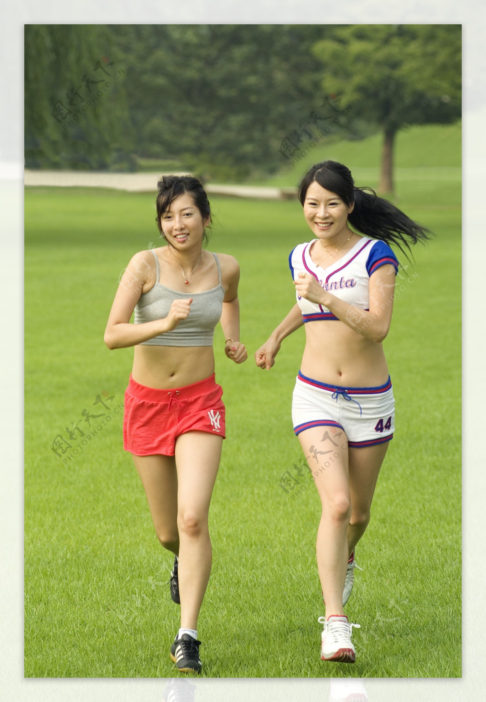 跑步的两个健身美女图片