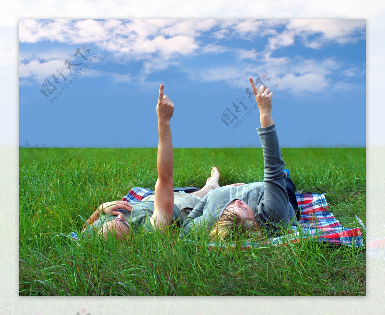 躺在草地上的人图片