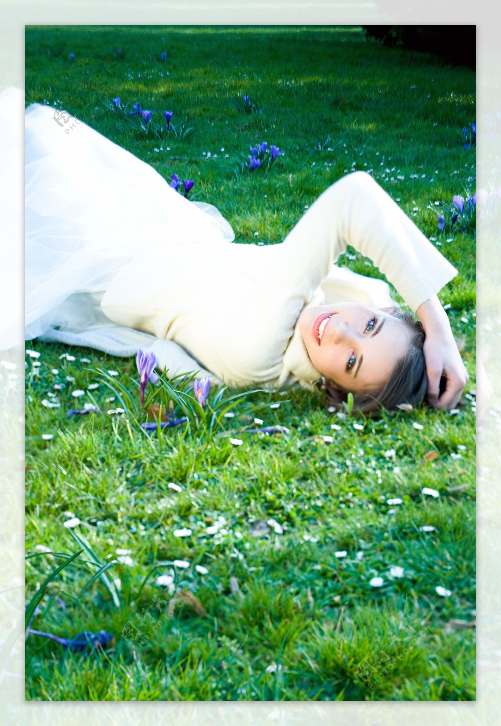 睡在草地上的美女图片
