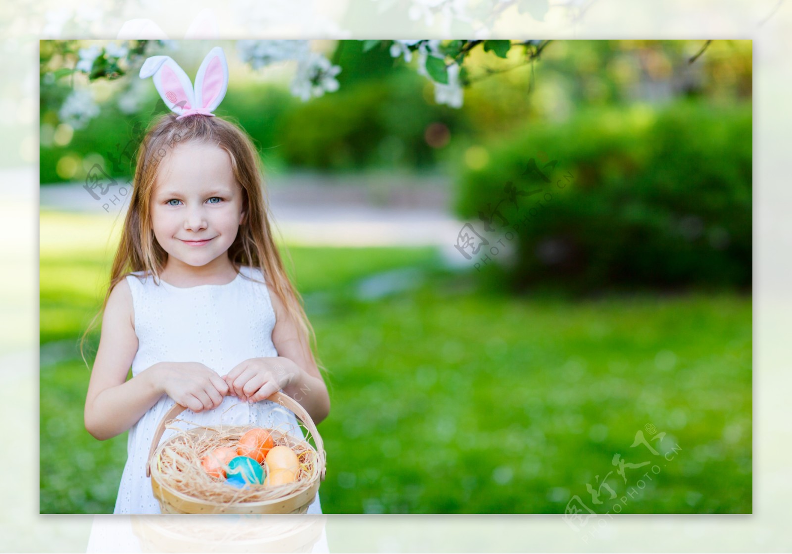 提着复活节彩蛋的小女孩图片