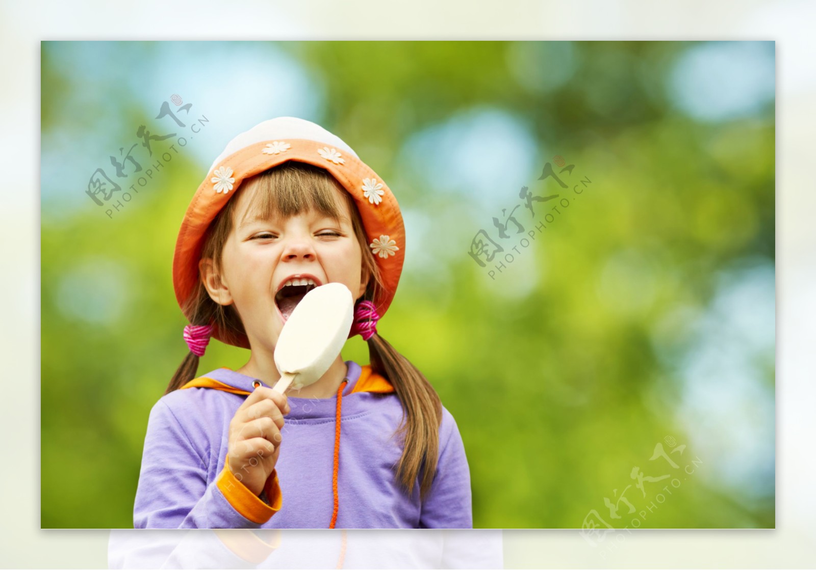 吃冰棒的小女孩图片