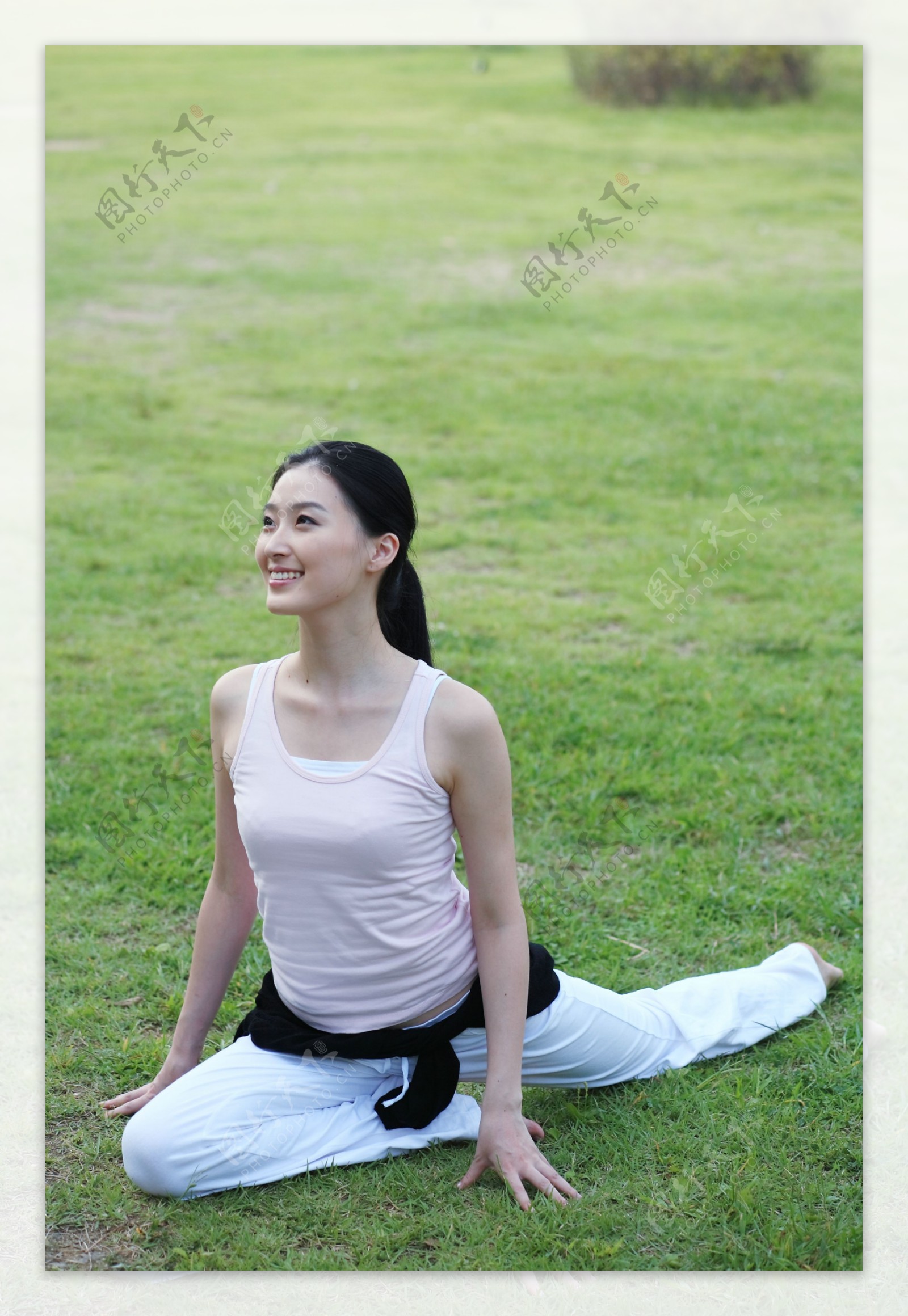 草坪上做瑜伽的运动少女图片图片