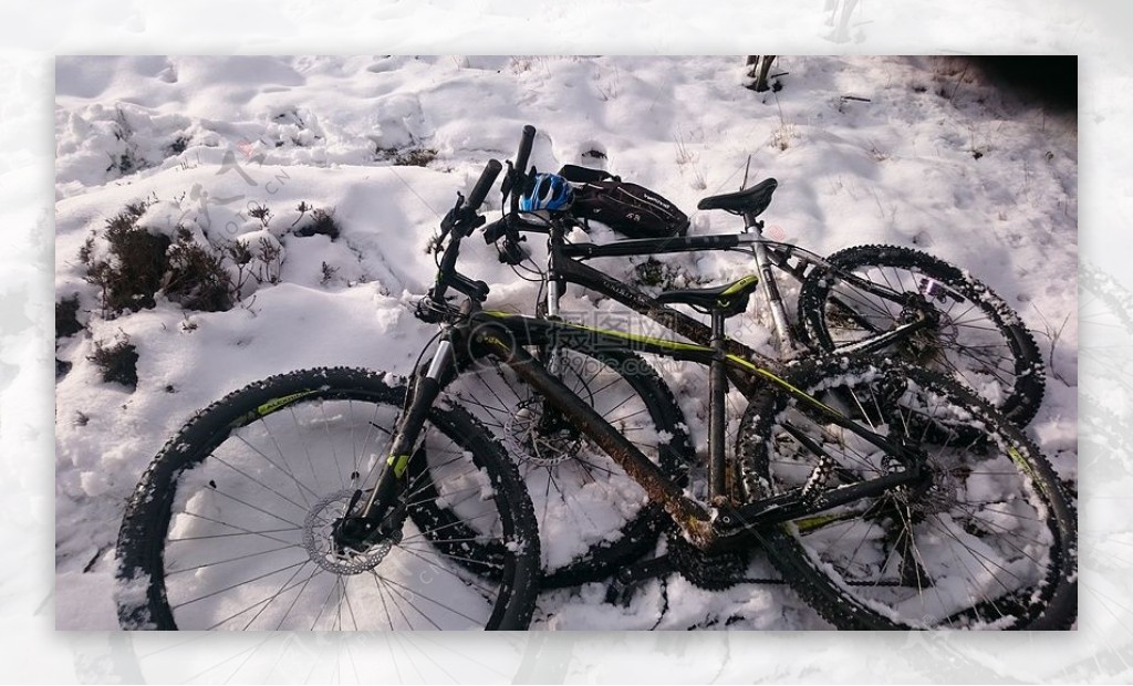 雪地里的自行车