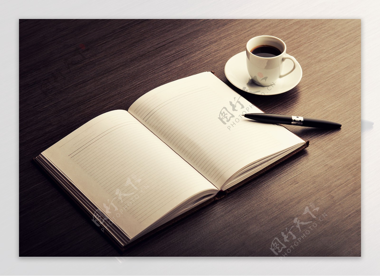 桌子上的笔记本和咖啡