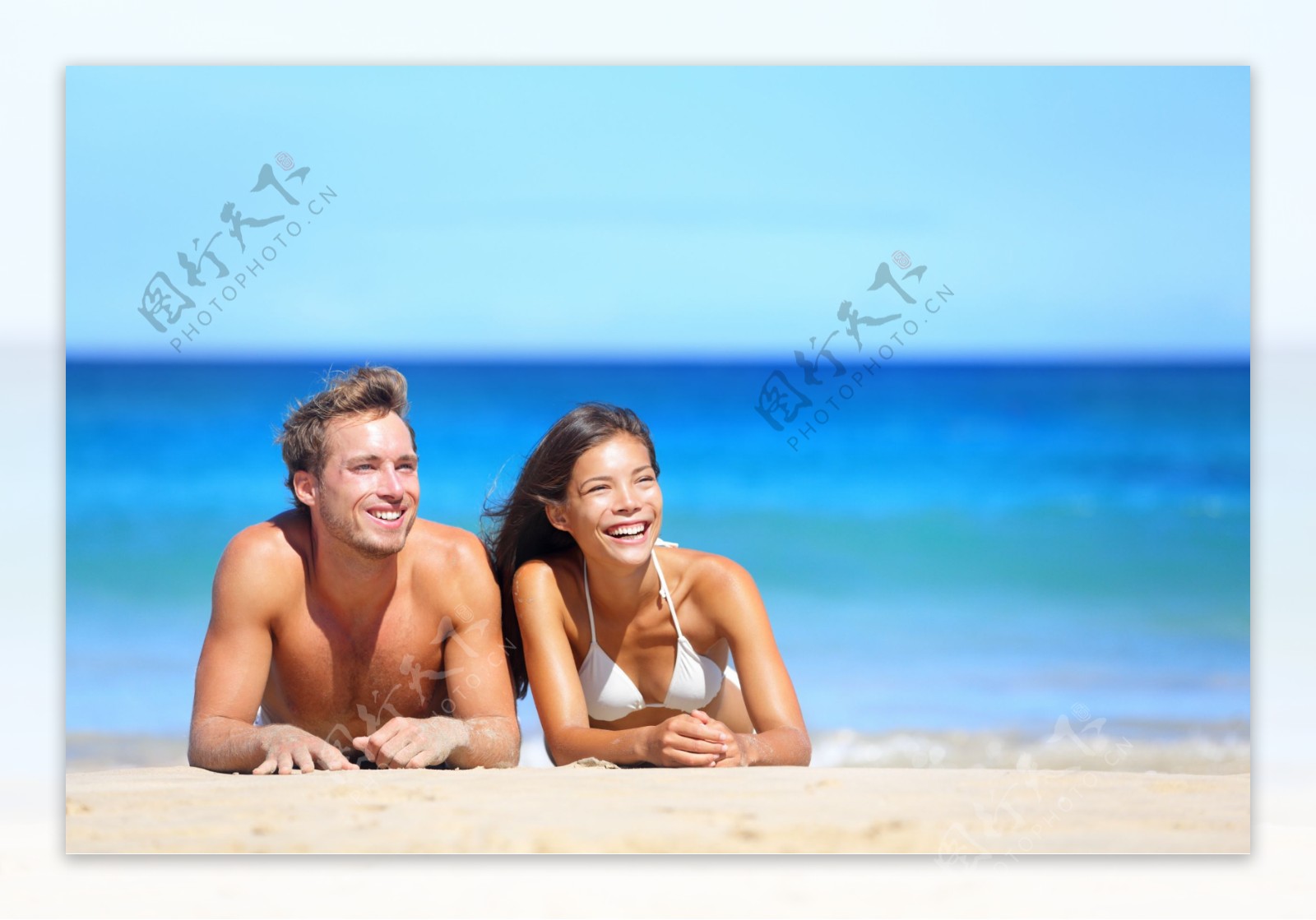 沙滩上的情侣图片