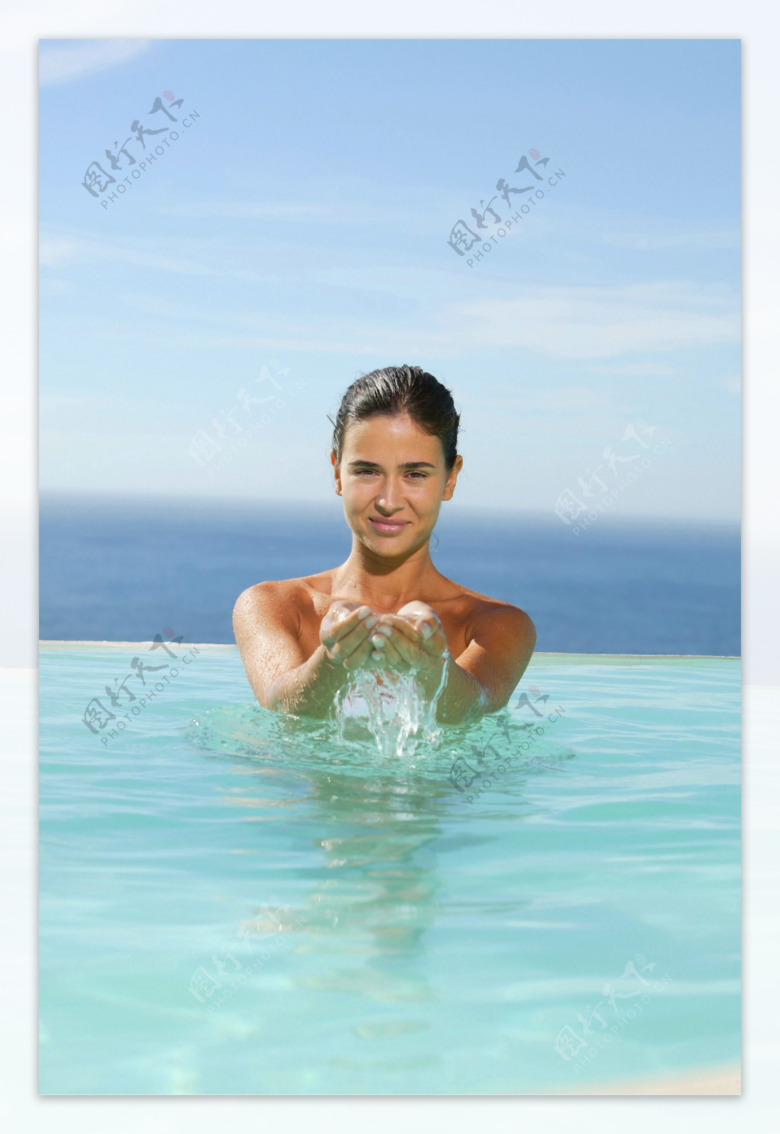 泳池里玩水的女人图片