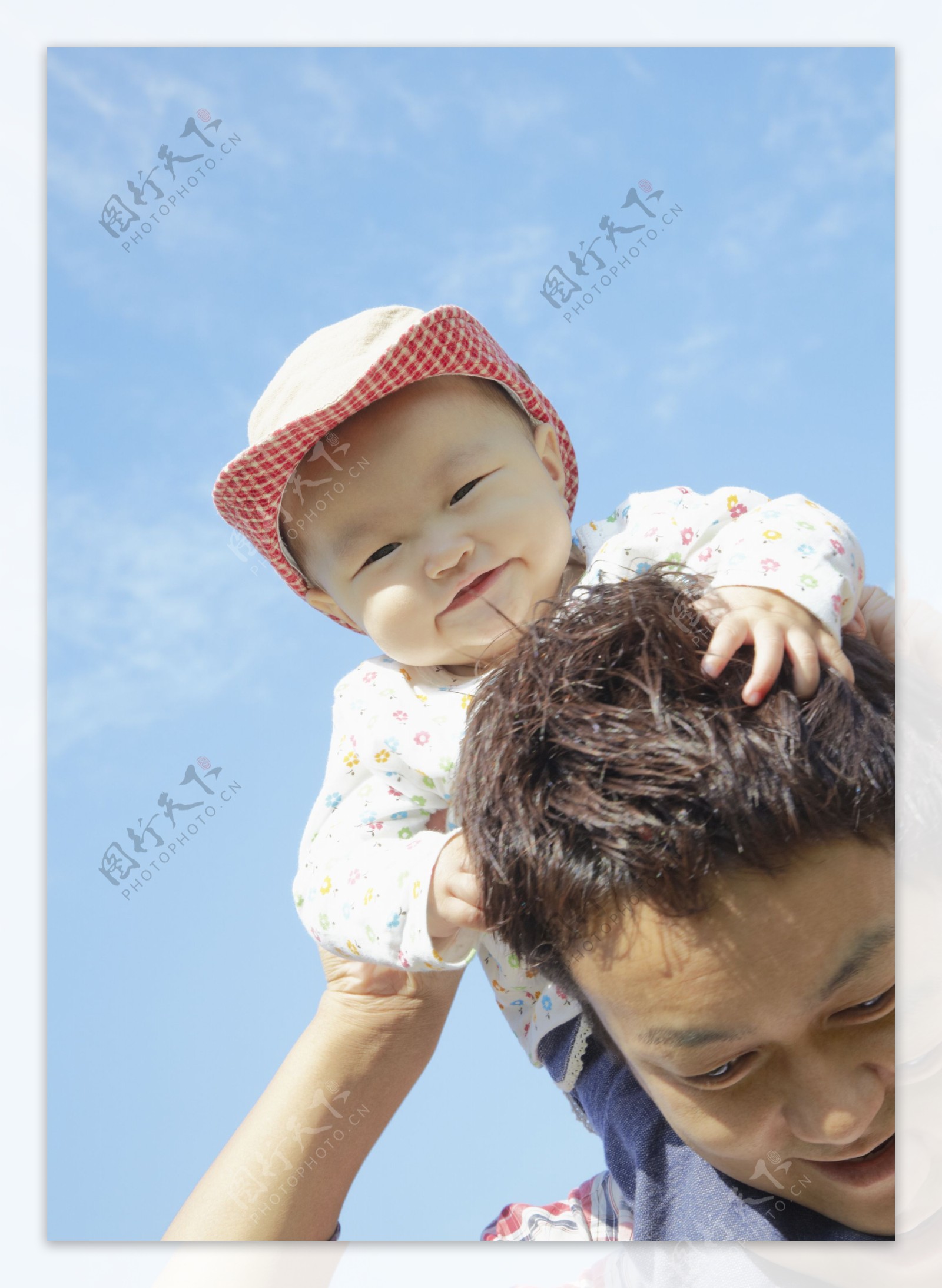 坐在爸爸肩上的可爱宝宝图片