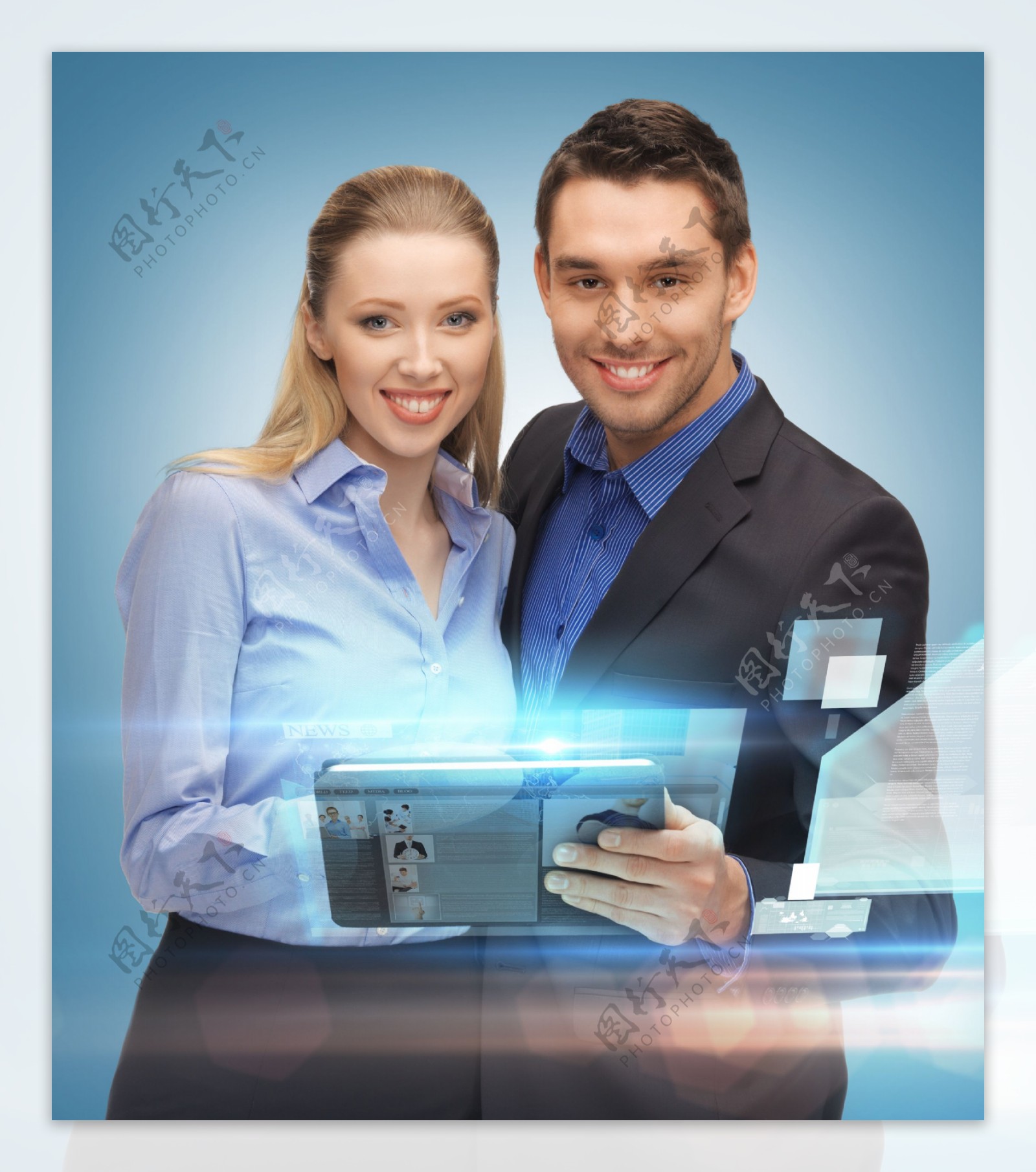一起拿着平板电脑的情侣图片