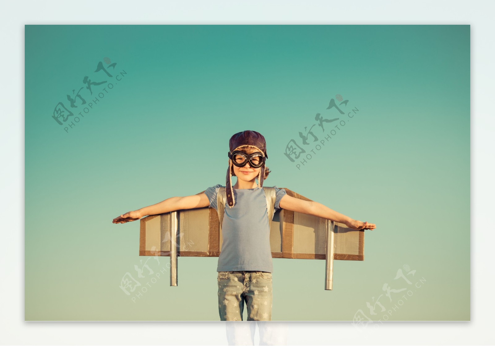梦想当飞行员的小男孩图片