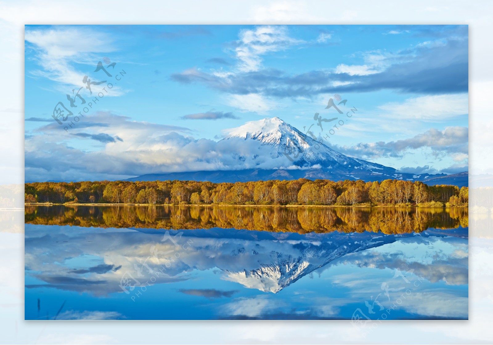 雪山树林湖泊风景图片