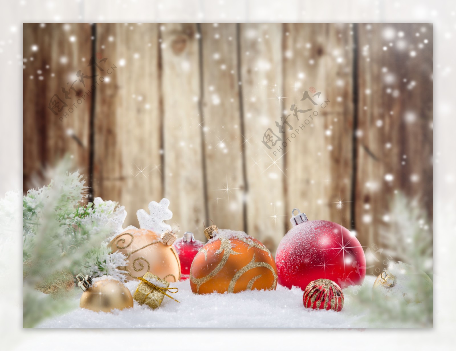 雪地里的圣诞球图片