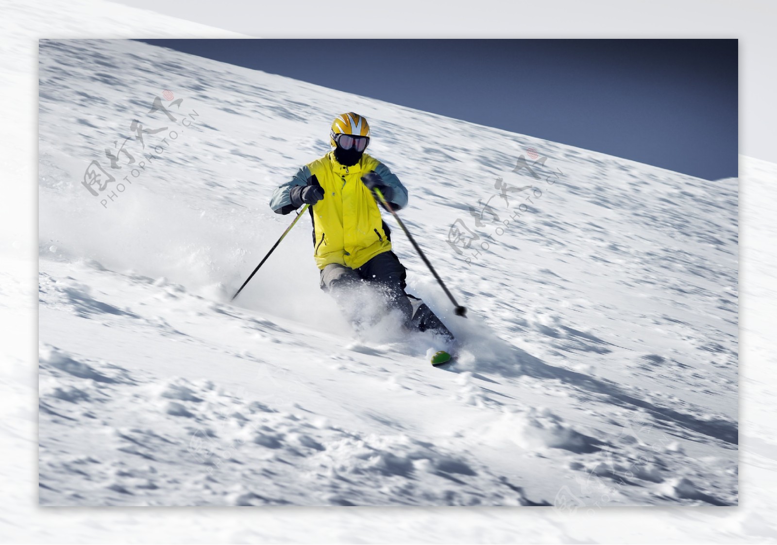 滑雪的外国男士图片