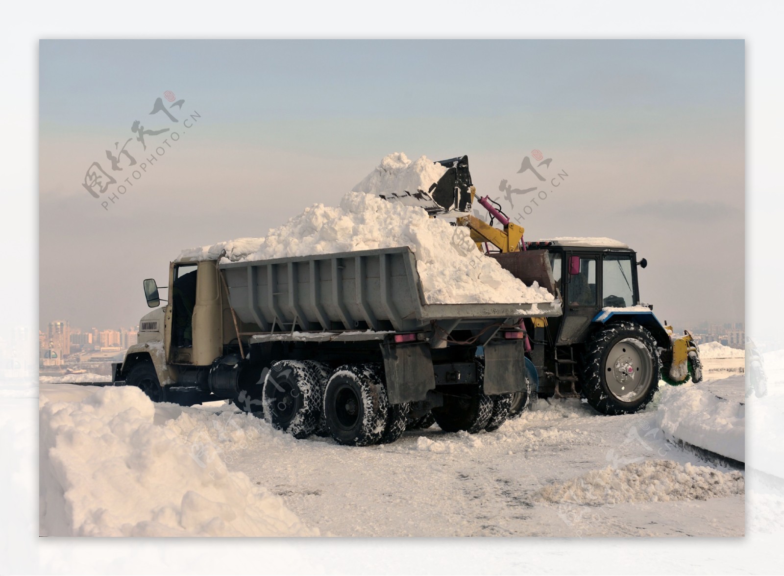 装载雪的铲车图片