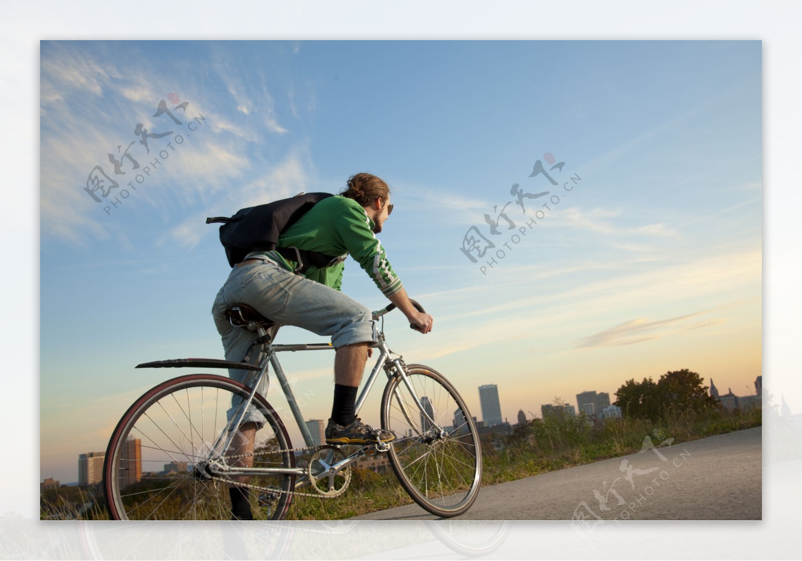 骑自行车的外国男人图片
