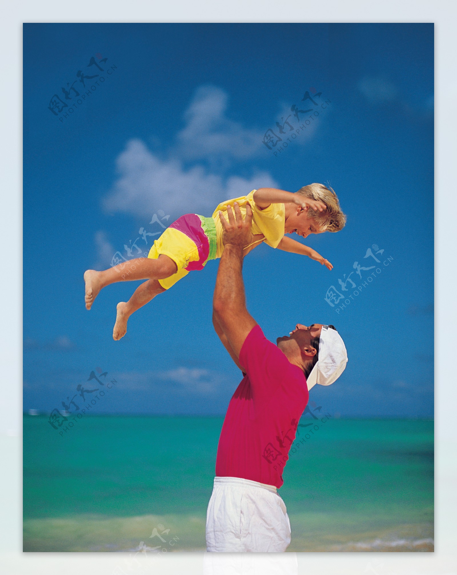 沙滩上玩耍的父子图片