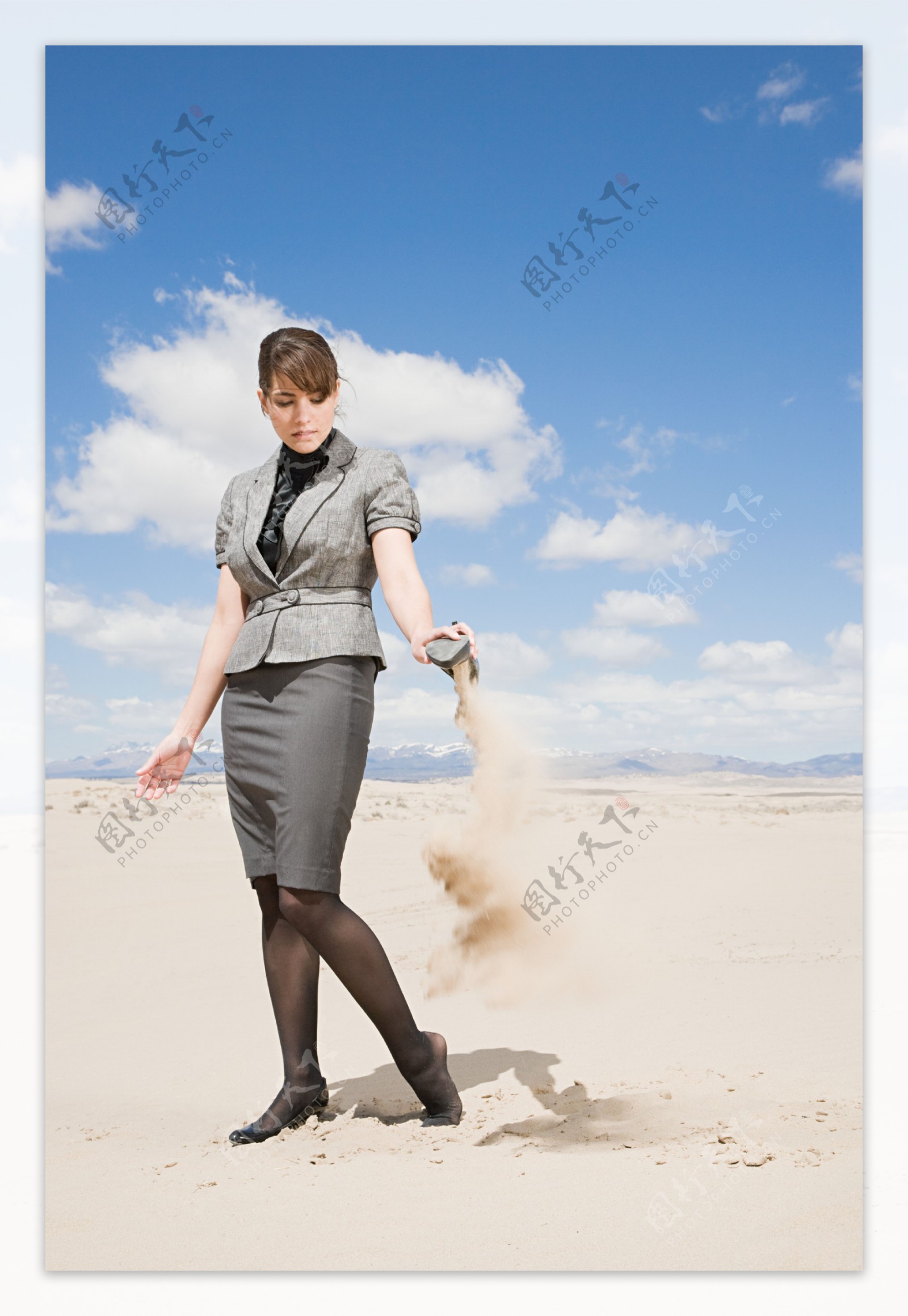 倒高跟鞋里沙子的女人图片