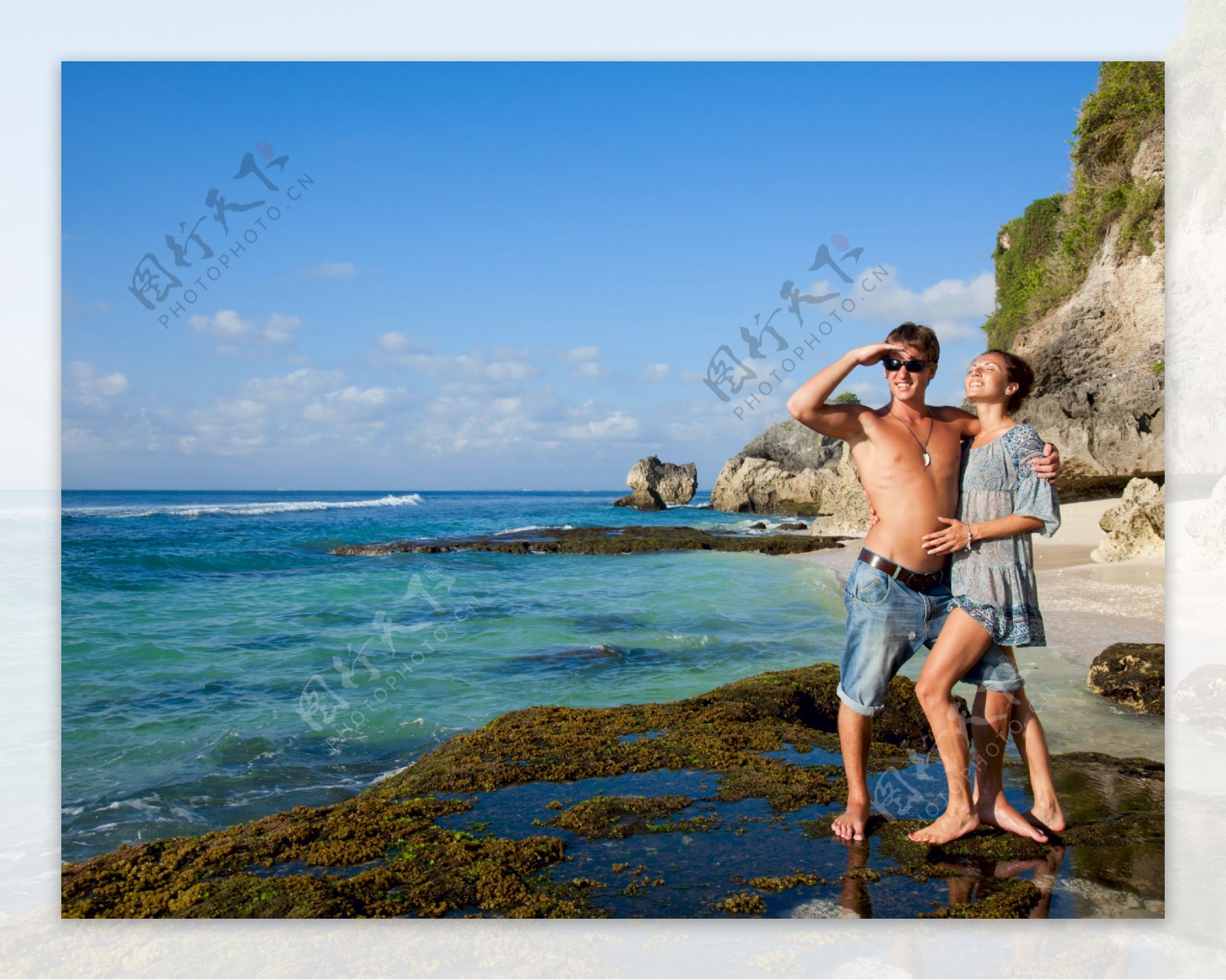 海边游玩的年轻情侣图片