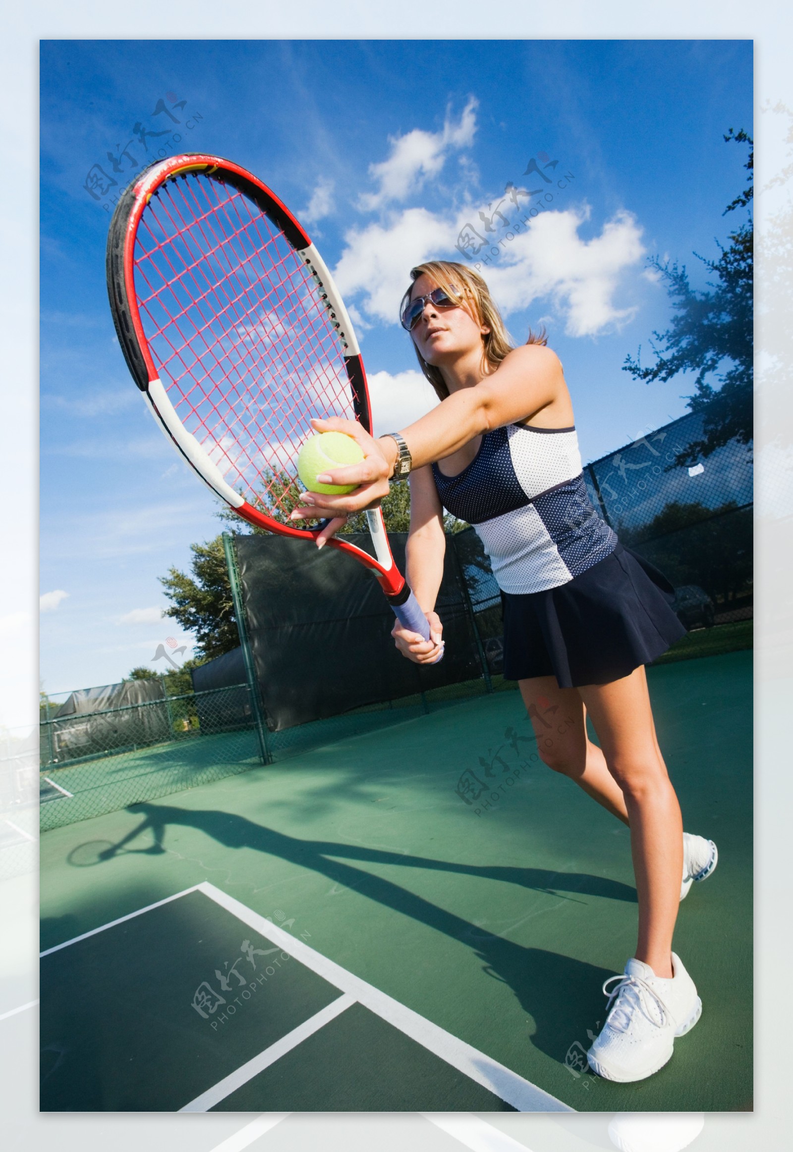 正在打网球的女人图片