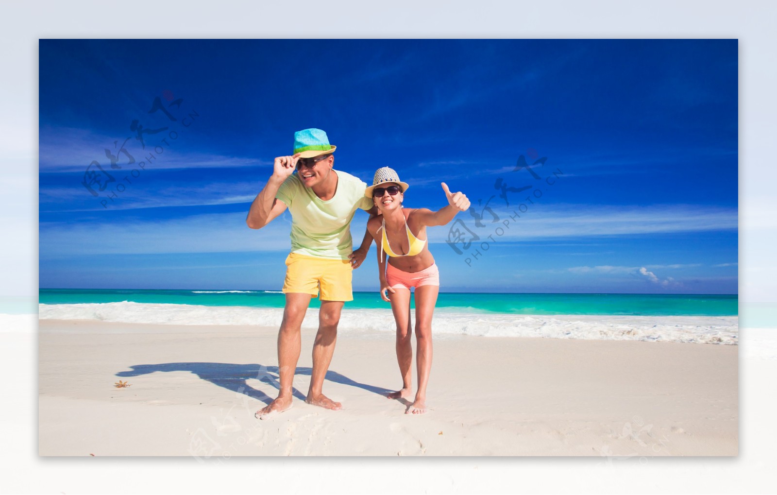 沙滩手上的夫妻图片