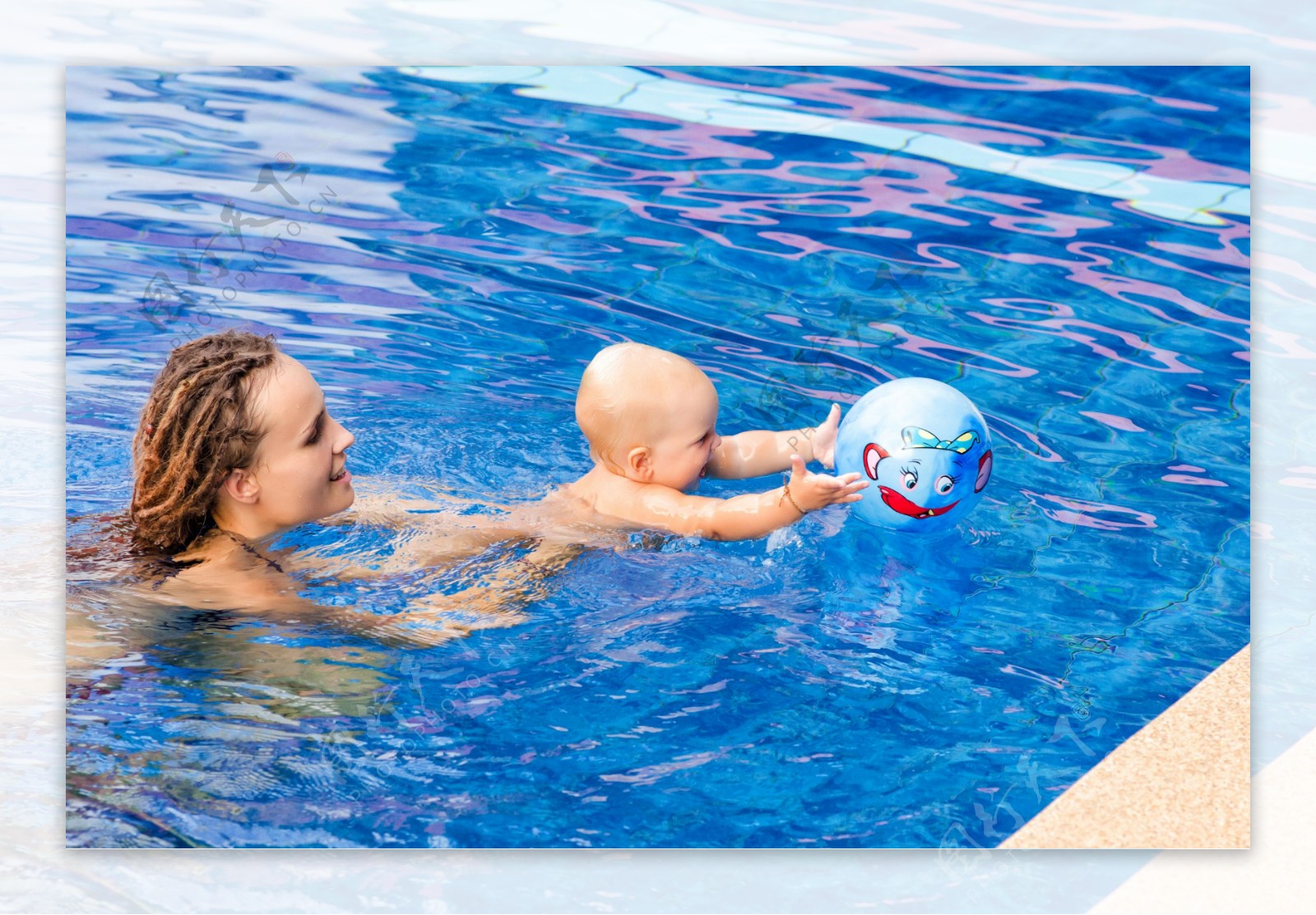 游泳池玩水的母女图片