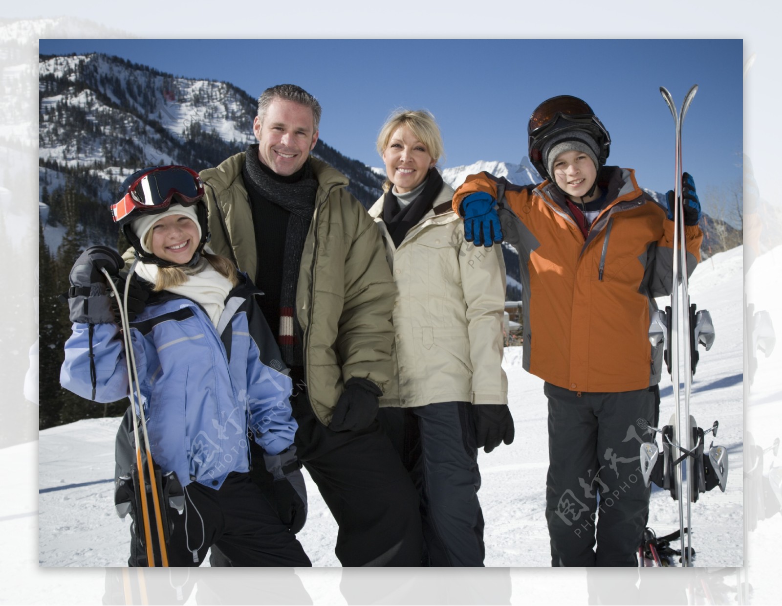 滑雪的一家人图片