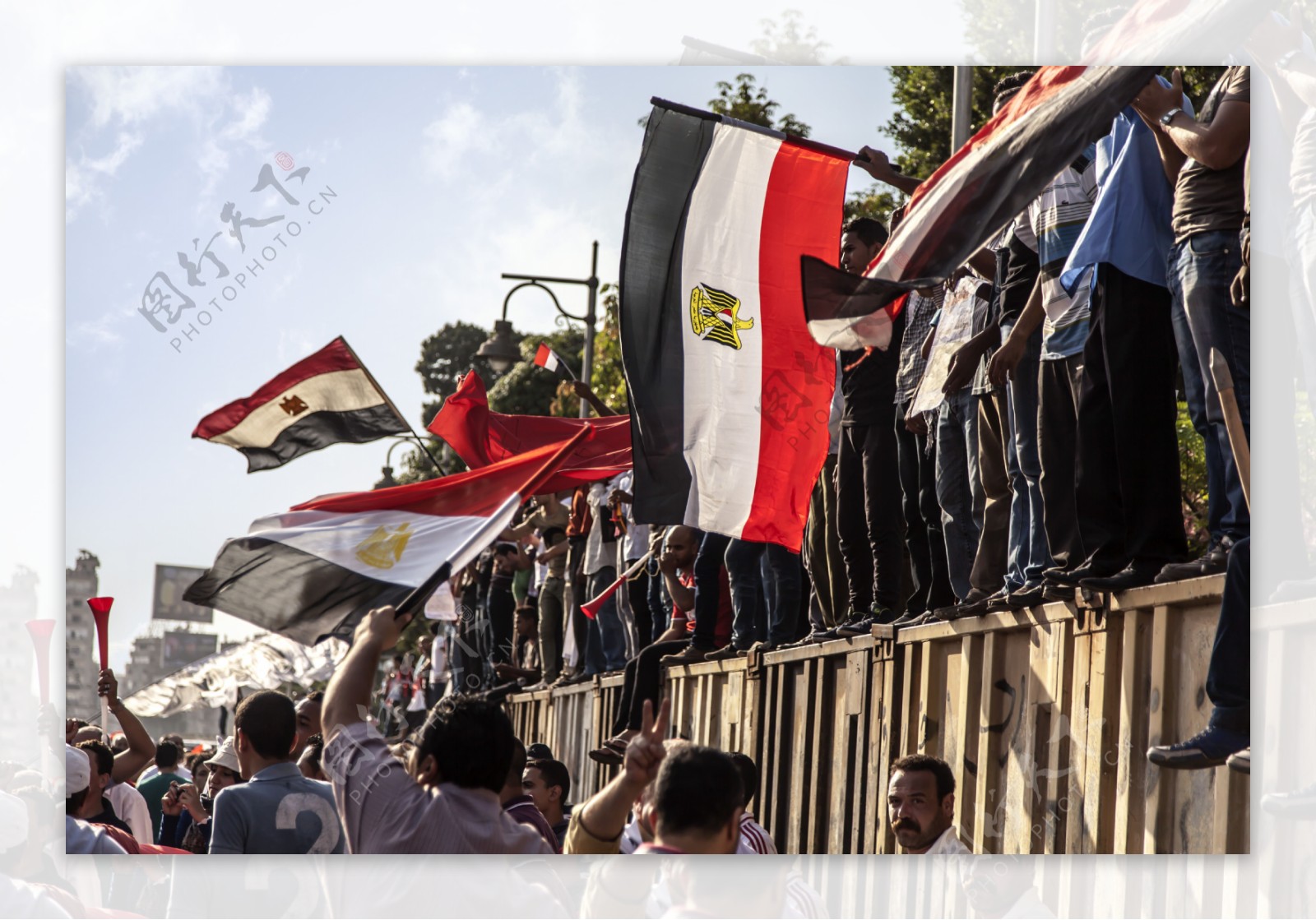 挥动旗帜的阿拉伯人图片