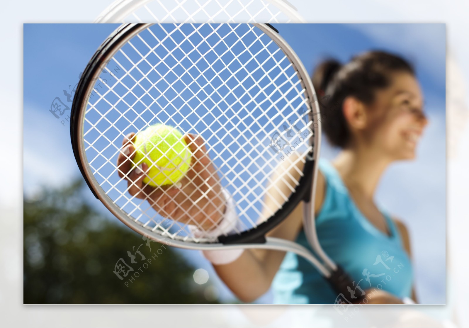拿着网球球拍的女人图片