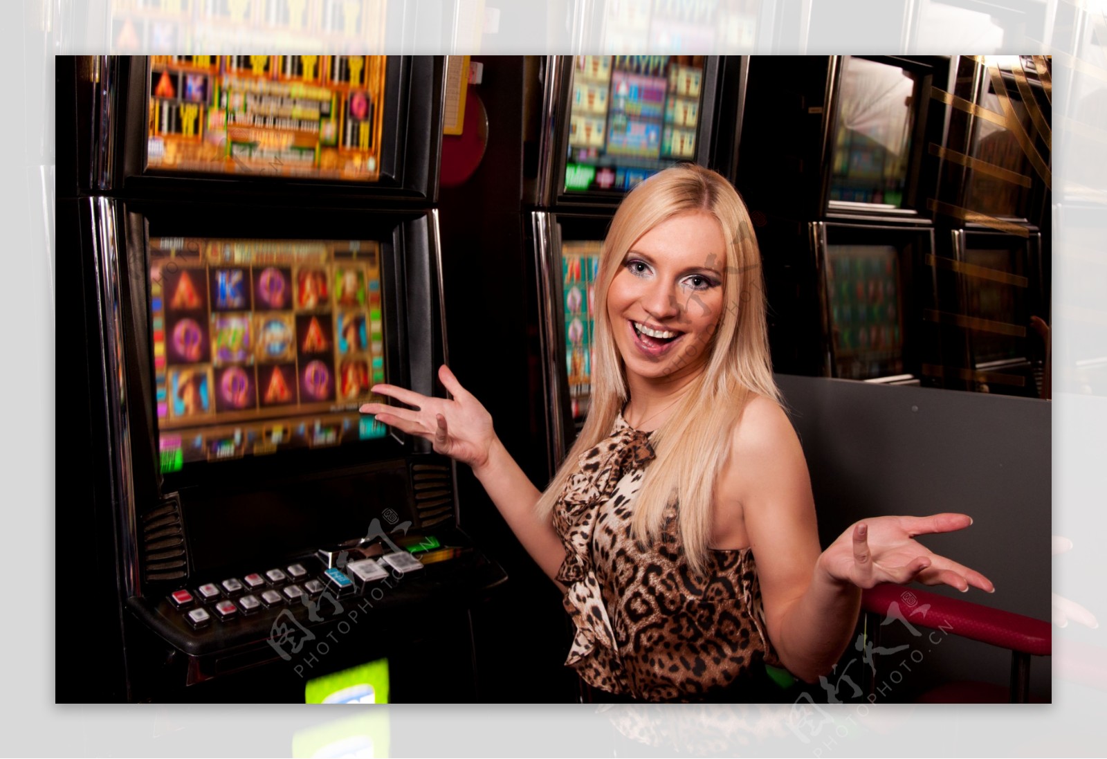 赌博兴奋的女人图片