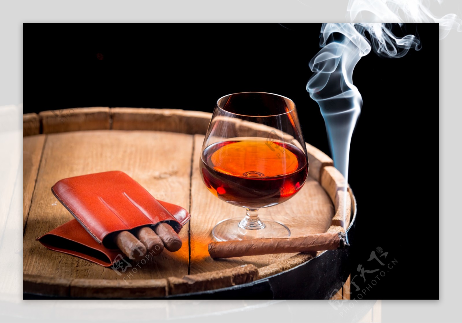 雪茄与洋酒图片