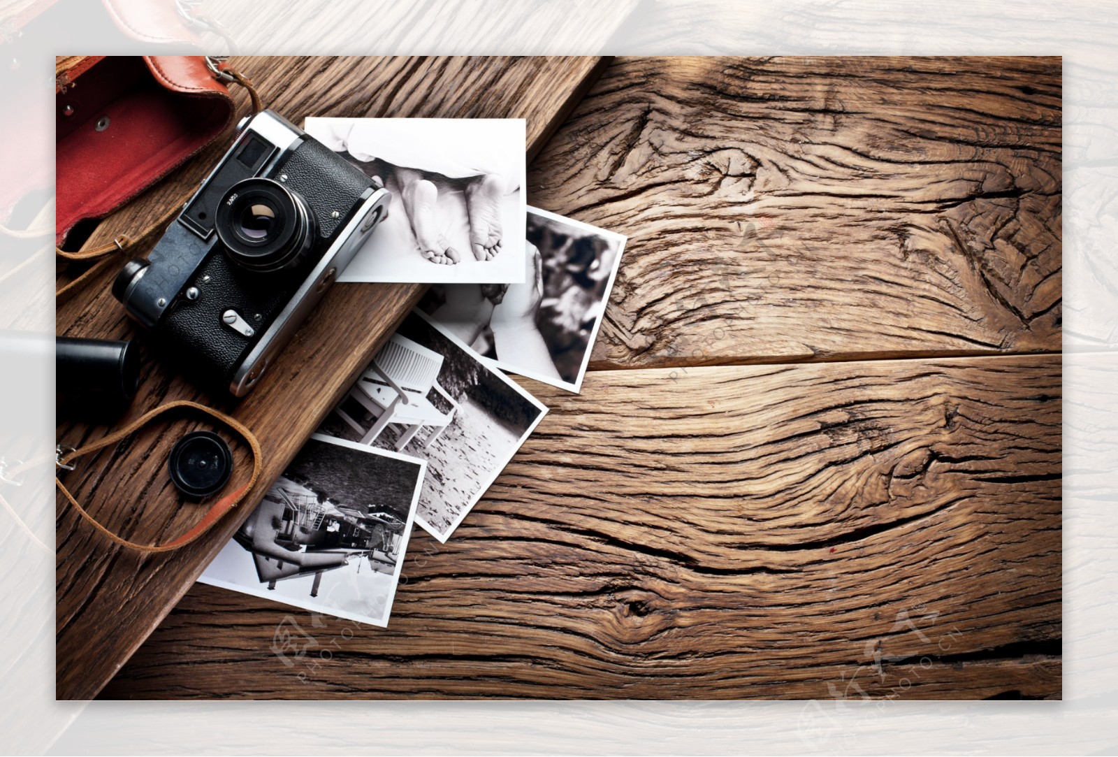 木板上的相机和旧照片图片