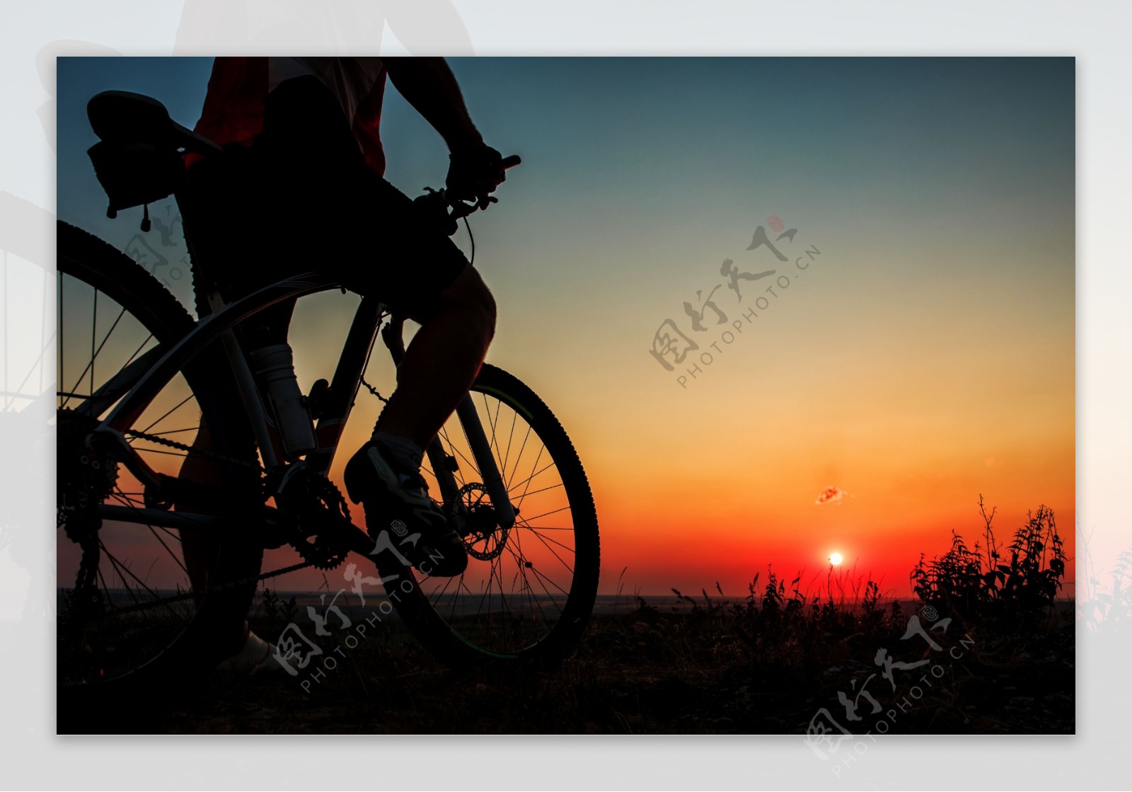 黄昏美景与骑行运动员图片
