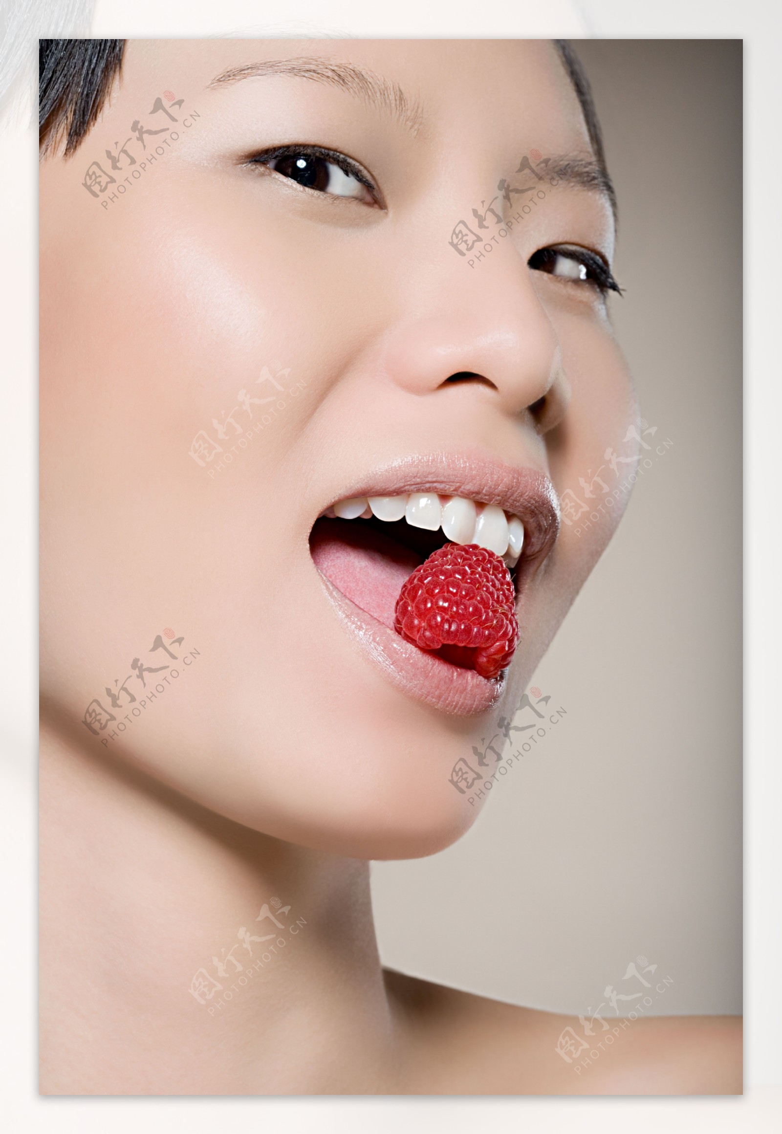 吃草莓糖果的女人图片