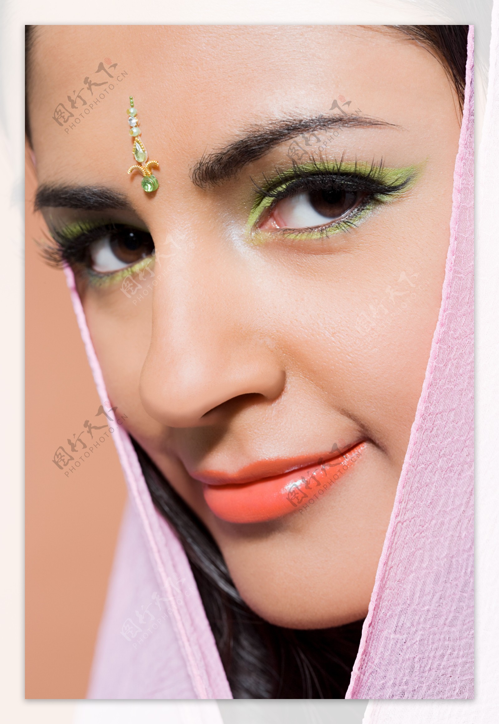 戴头巾的微笑印度美女图片