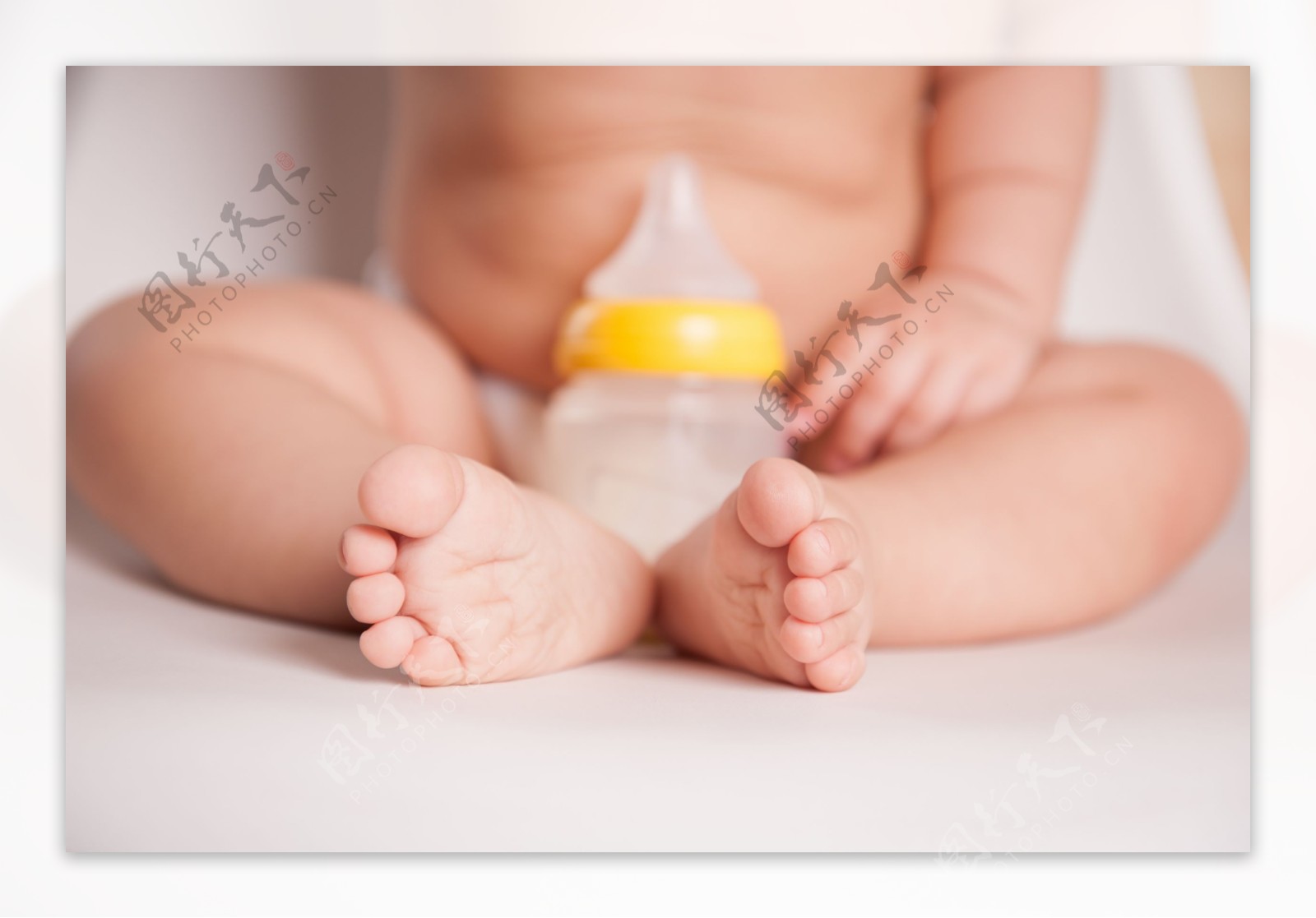 宝宝小脚丫与奶瓶图片