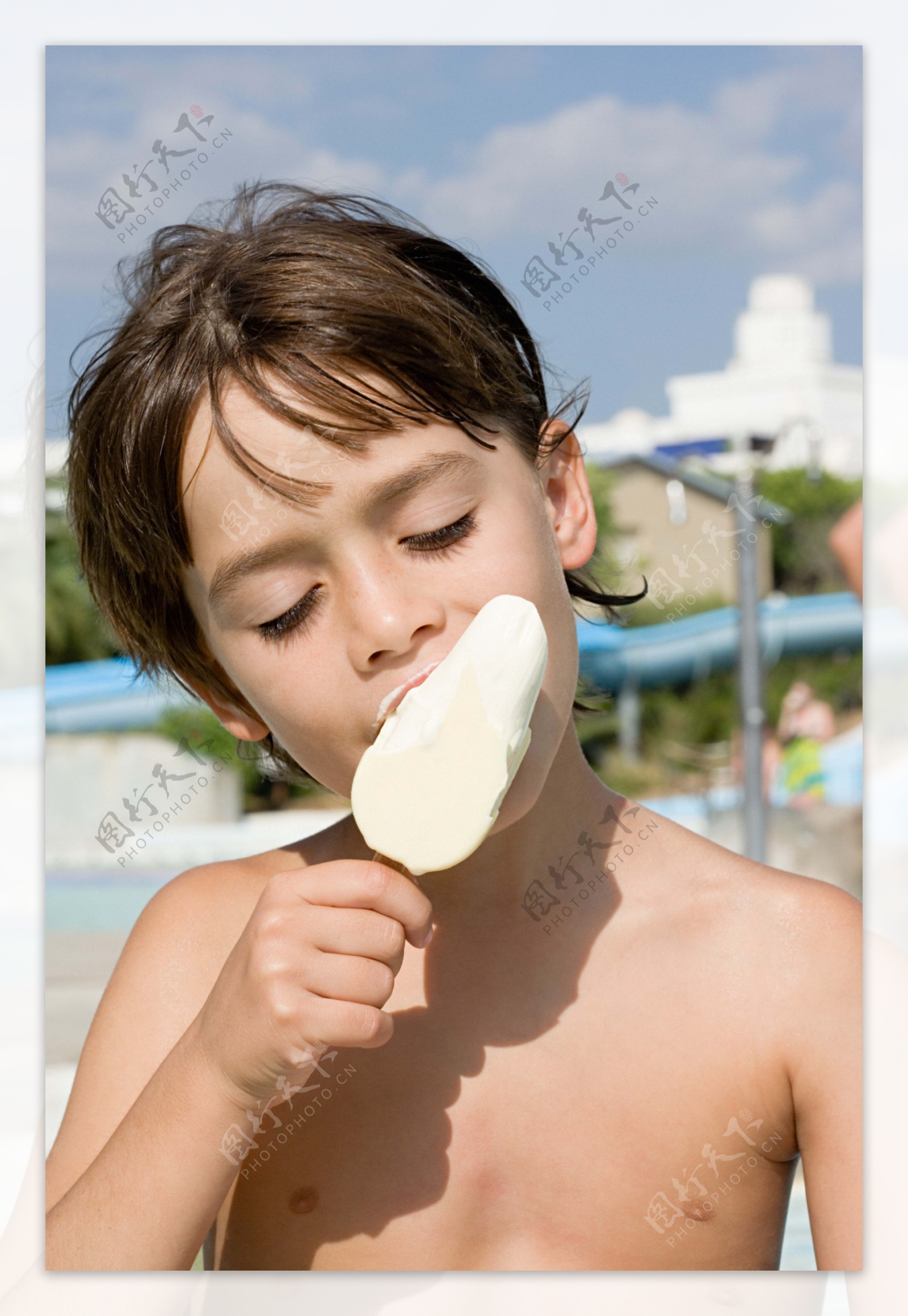 吃冰棒的小男孩图片