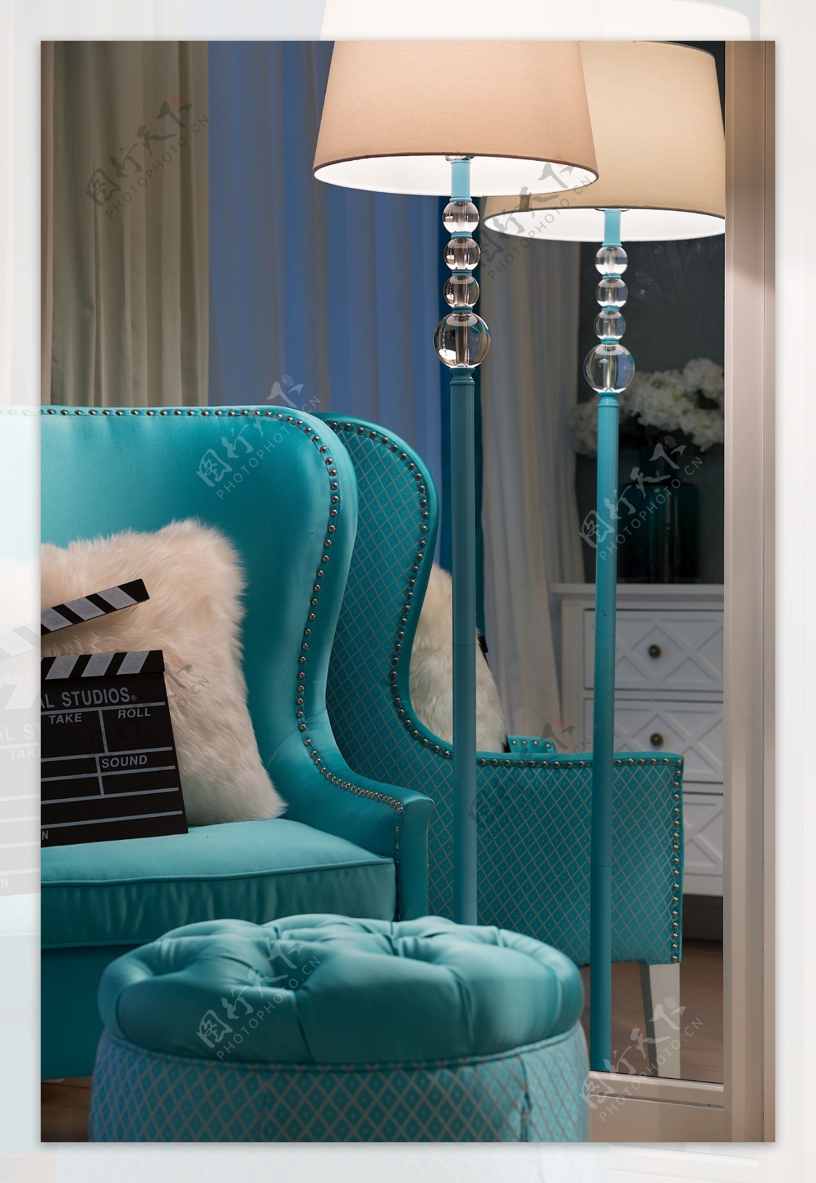 室内蓝色沙发台灯设计图